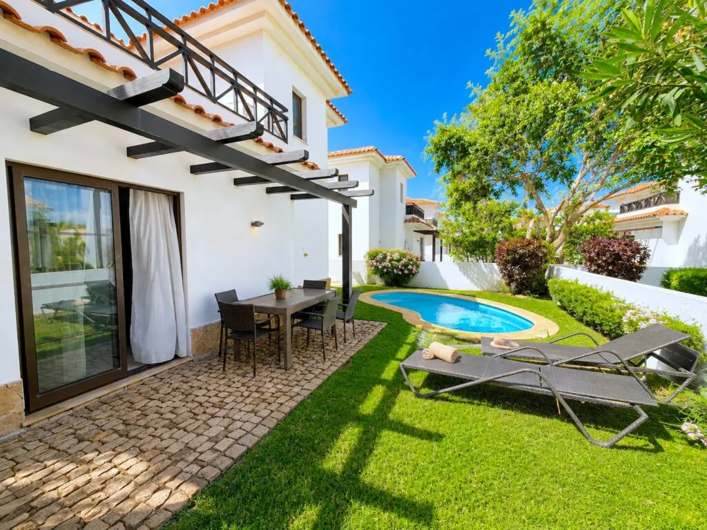8. Garden e pool